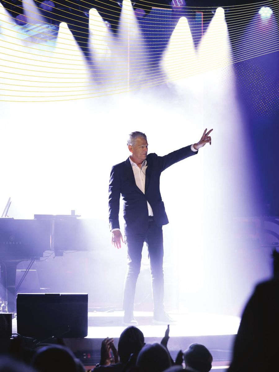 Welcome page with David Foster on stage